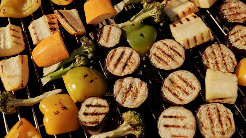 grillrácson sül a cukkini, padlizsán, brokkoli