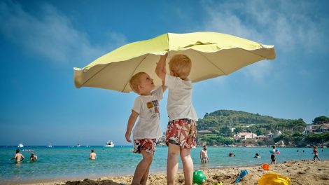 kisgyerekek a strandon napernyő elatt
