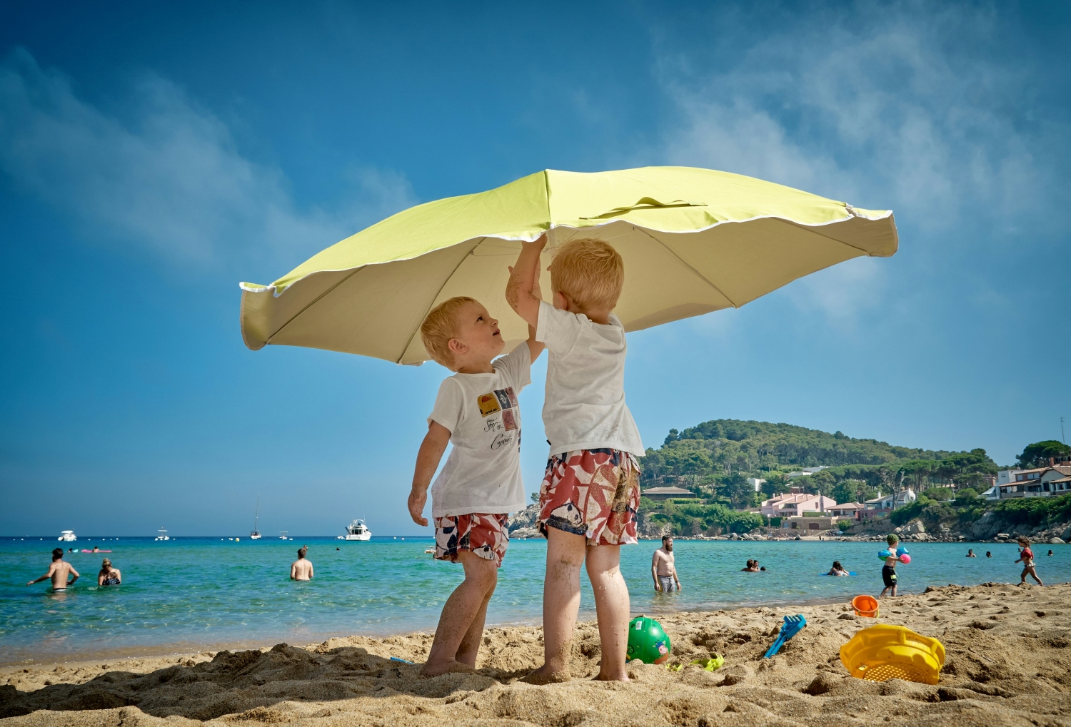 kisgyerekek a strandon napernyő elatt