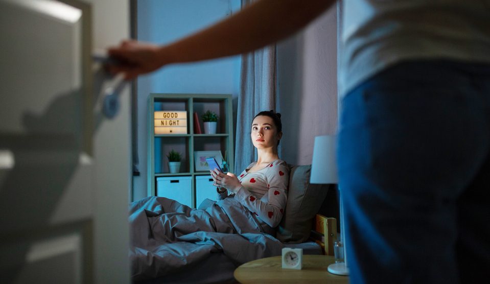 Tinédzser lány este az ágyban tablettel