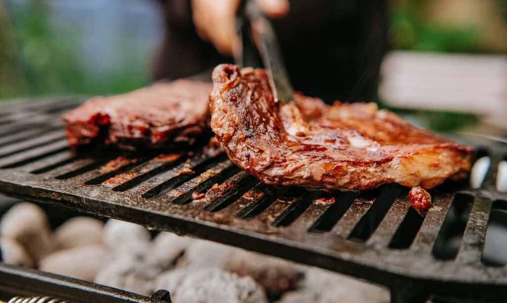 hús sül a grillen