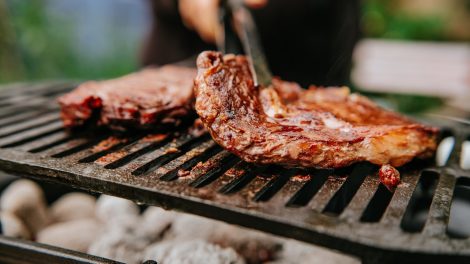 hús sül a grillen