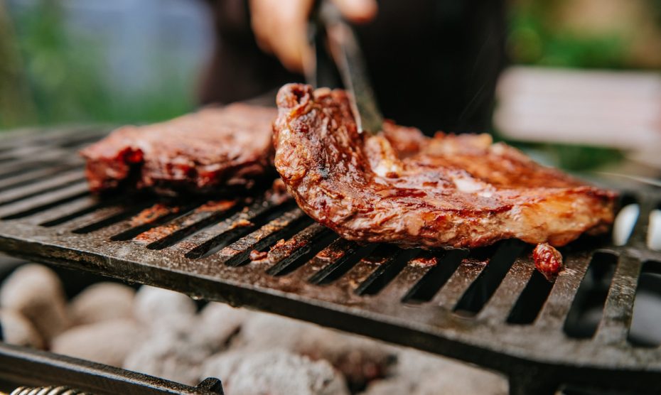 hús sül a grillen