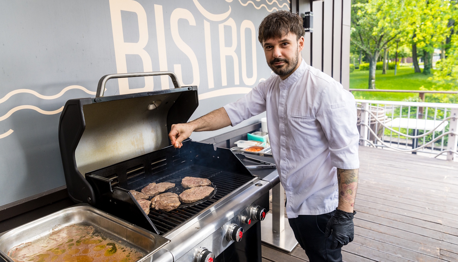 Mizsei János séf grillezik
