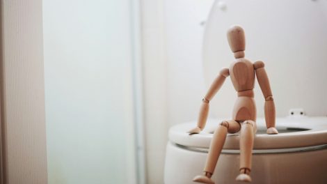 Fabábu ül a wc-n