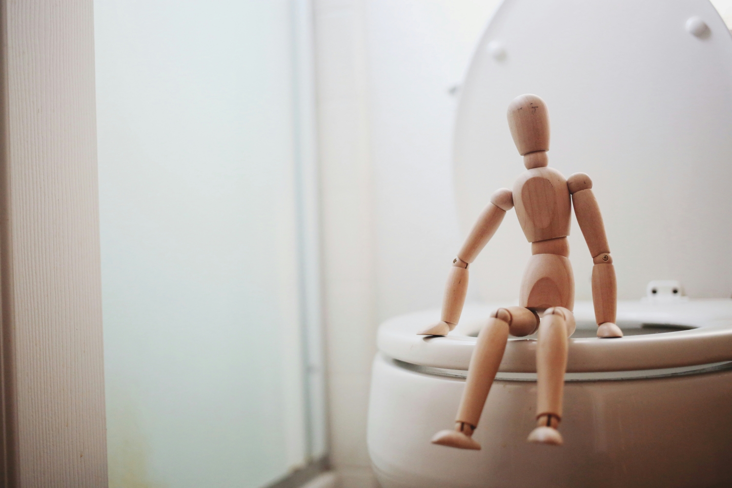 Fabábu ül a wc-n