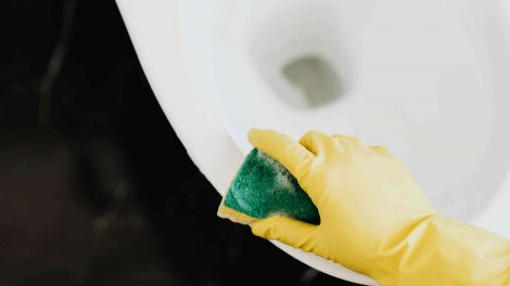 nő szivaccsal wc-t takarít