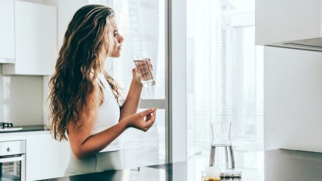 ashwagada étrendkiegészítőt vesz be egy nő a konyhában