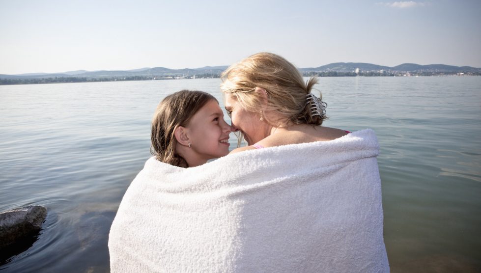 anya és lánya ül a balaton partján