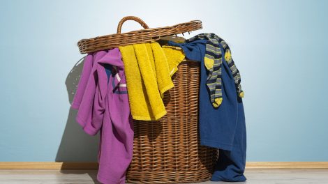 szennyes a rattan szennyestartóban