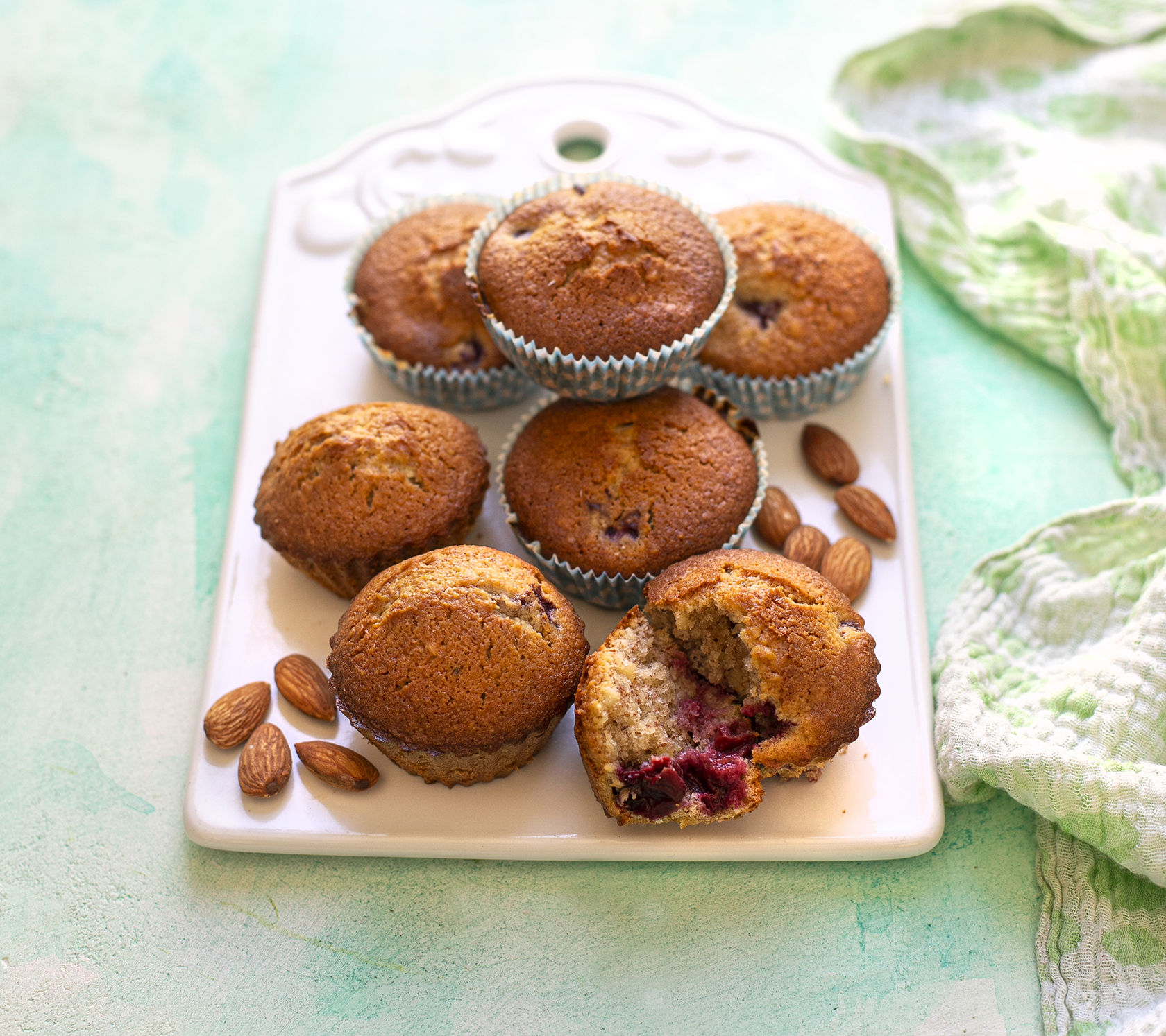 Mandulás-cseresznyés muffin