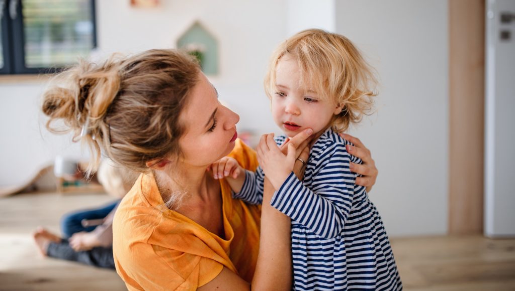 cuki kétéves szőke kislány sír anyukája vigasztalja