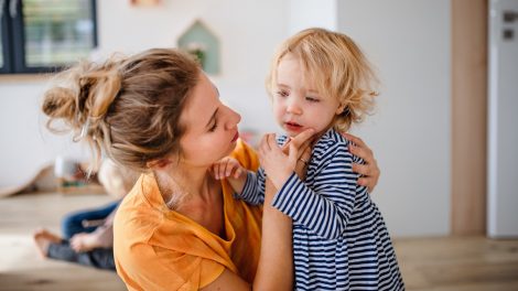 cuki kétéves szőke kislány sír anyukája vigasztalja