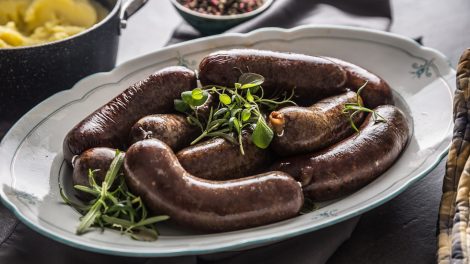 hurka fehér tányéron krumplipürével