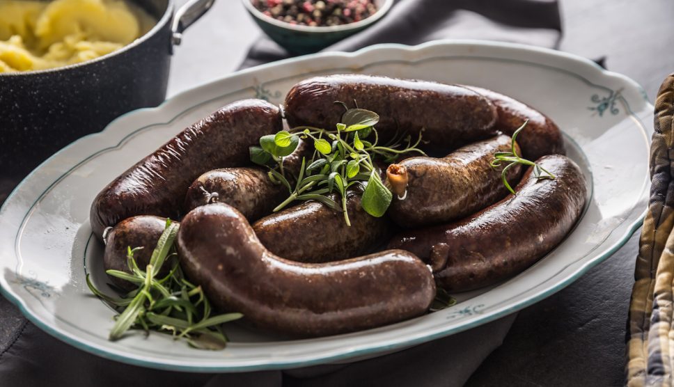 hurka fehér tányéron krumplipürével