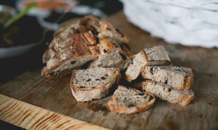 szeletelt kovászos kenyér vágódeszkán