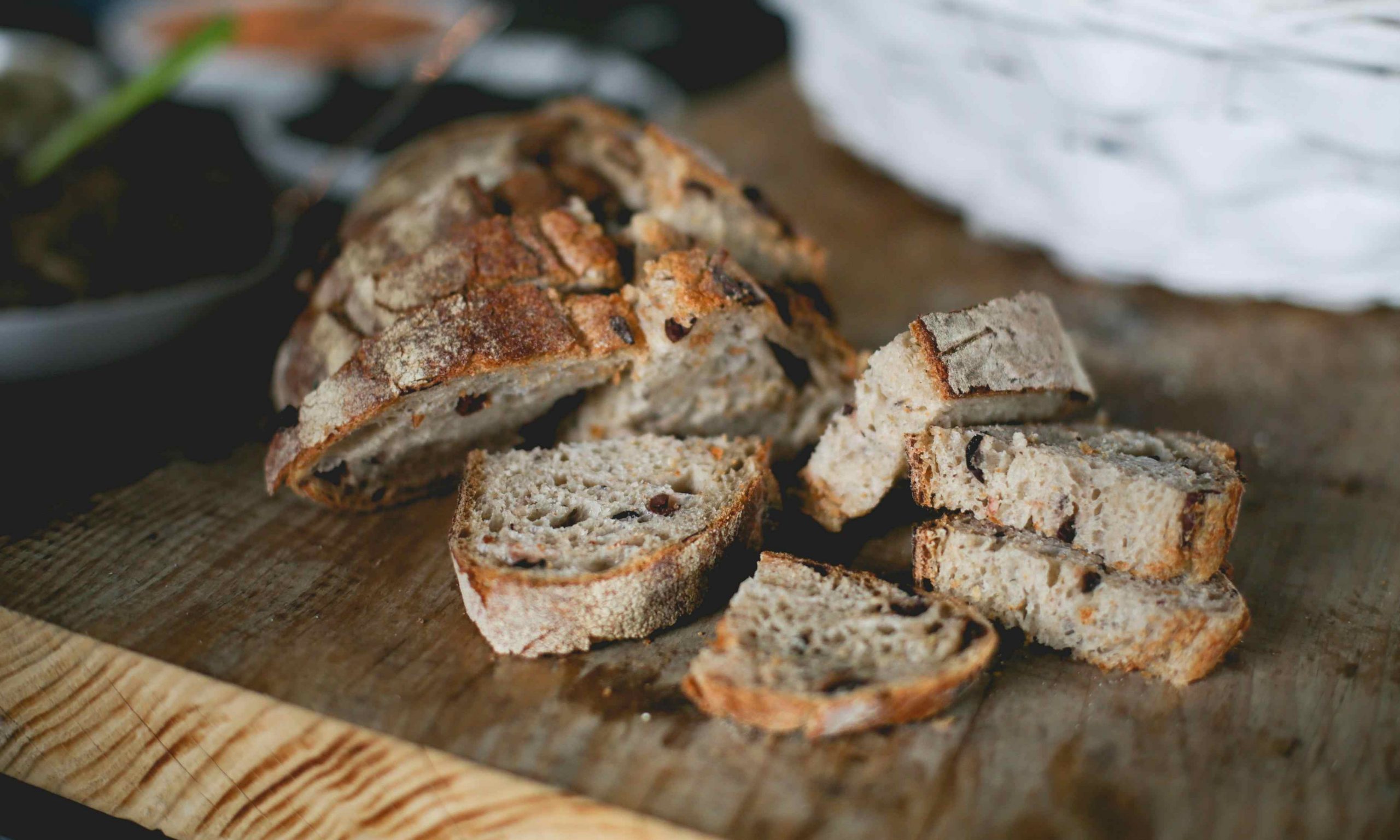 szeletelt kovászos kenyér vágódeszkán