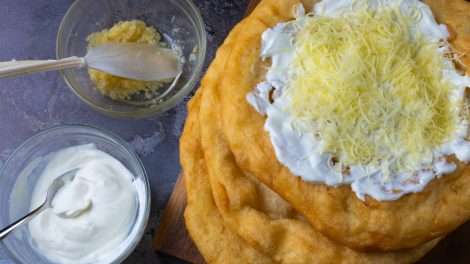 fokhagymás sajtos tejfölös lángos