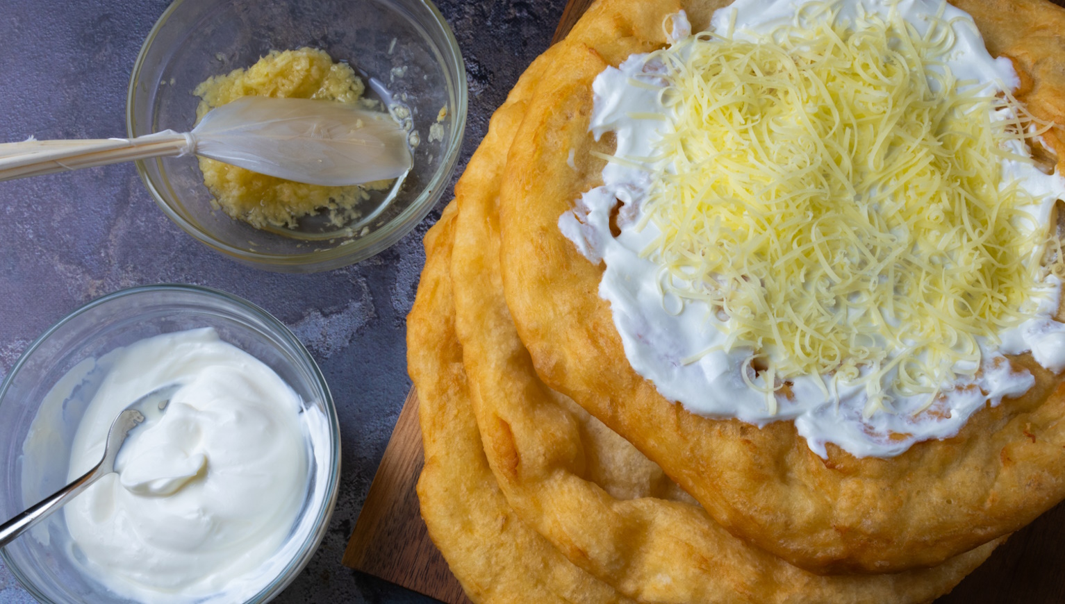 fokhagymás sajtos tejfölös lángos