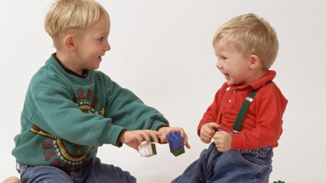 két kisfiú legóval játszik