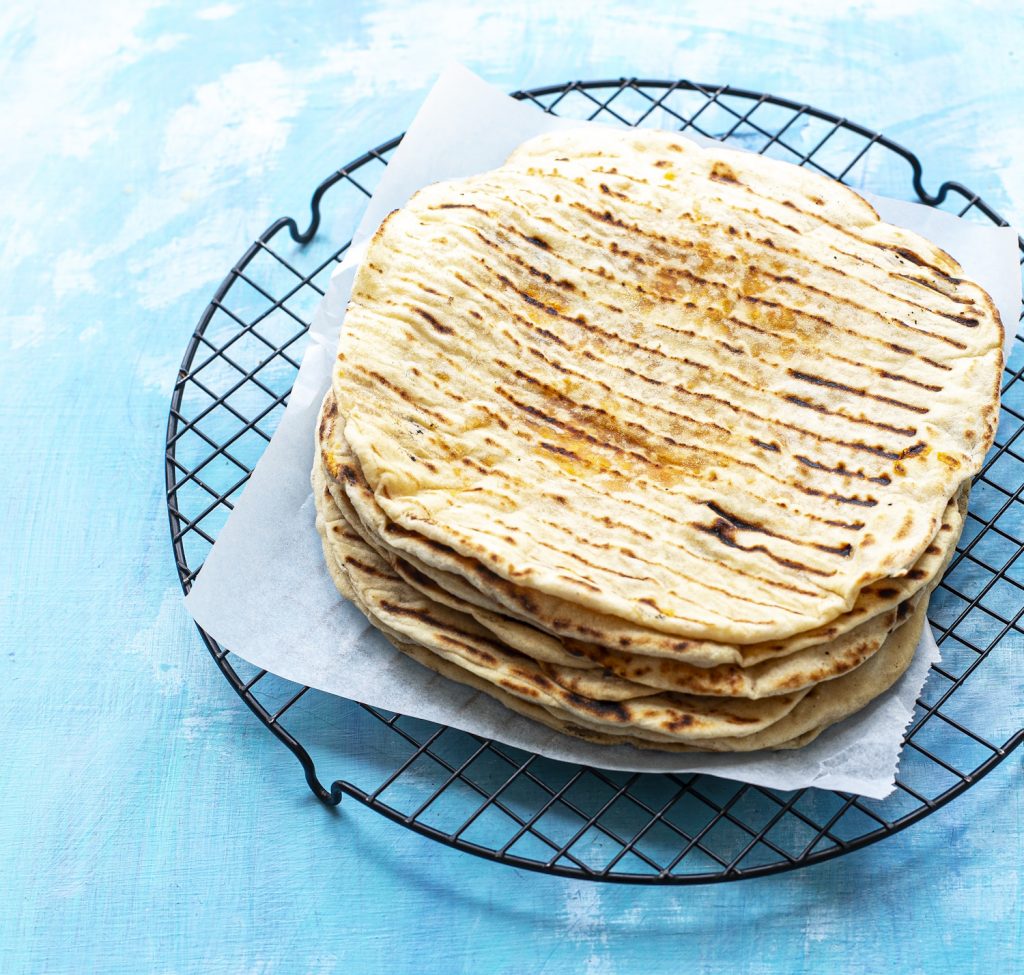 sajttal töltött lepénykenyér grillen