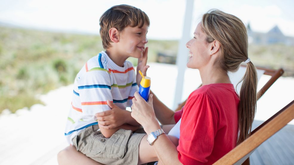 anyuka naptejjel keni a kisfiát