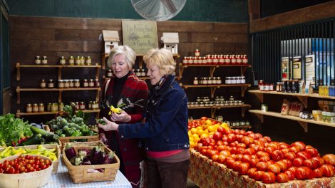 két idős hölgy zöldséget válogat a szupermarketben