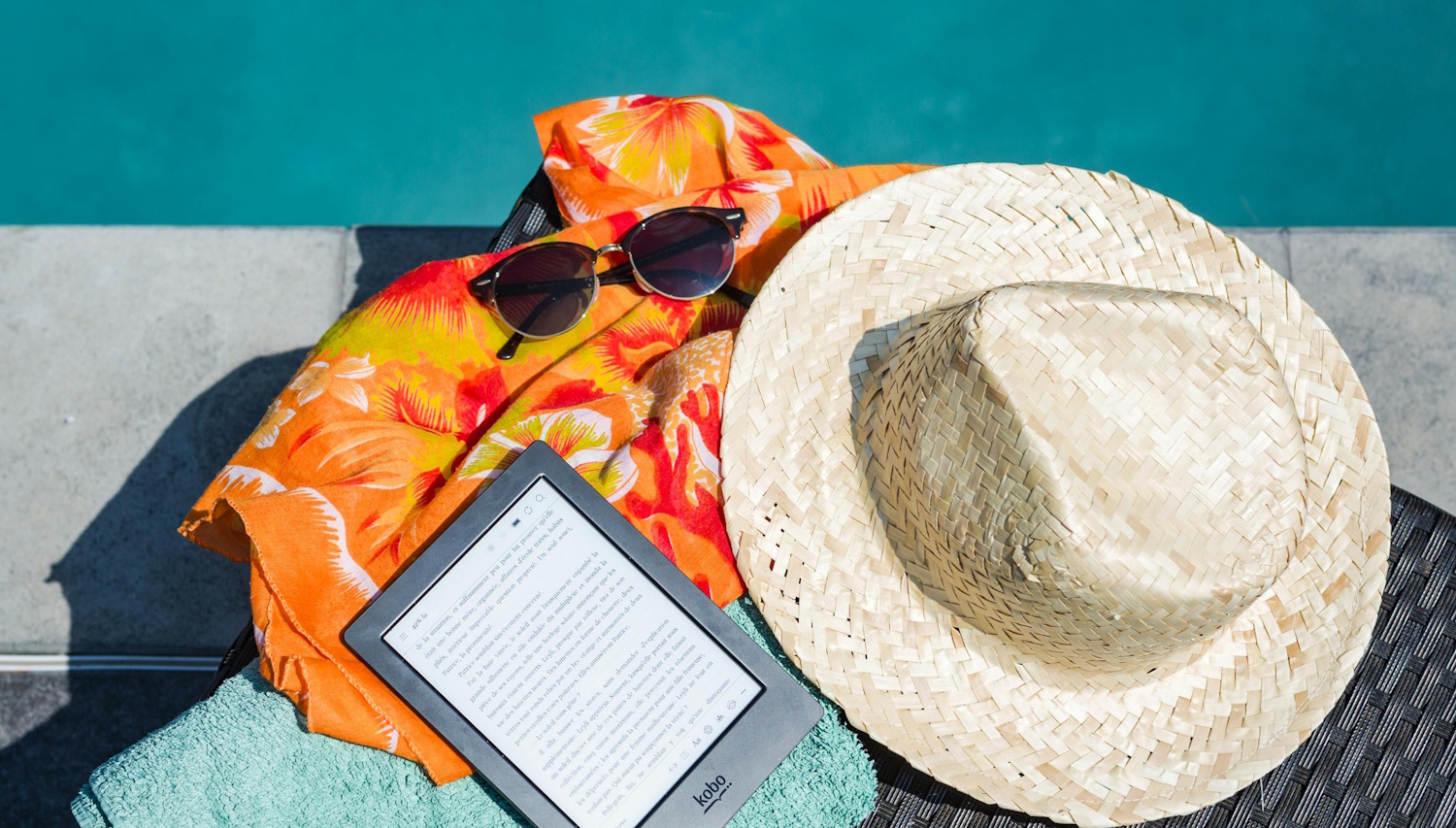 strandkendő, kalap e-book a medence parton