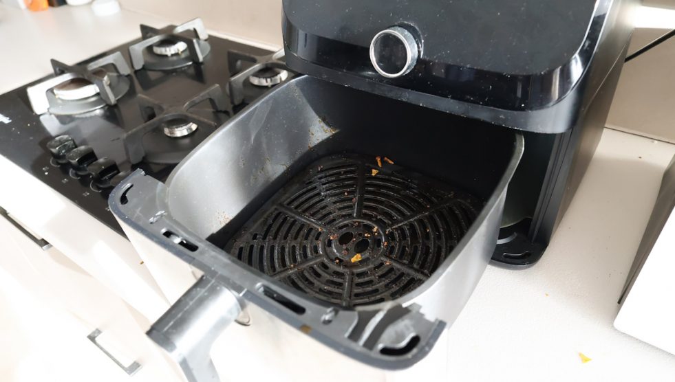 koszos air fryer a konyhában