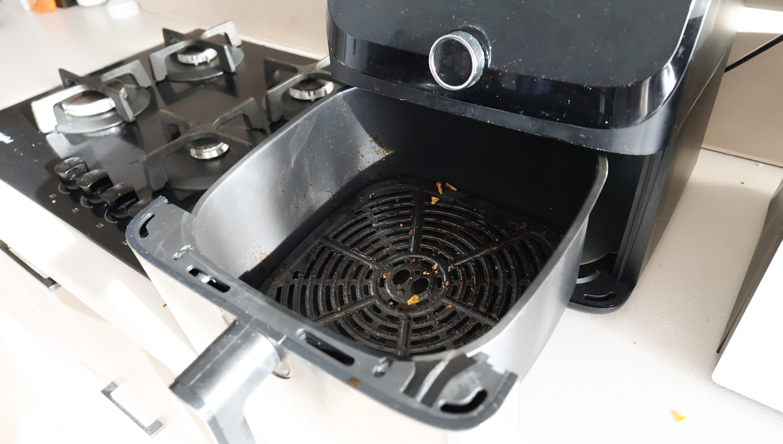 koszos air fryer a konyhában