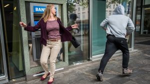 Tolvaj ellopta a nő pénzét a bankautomatánál