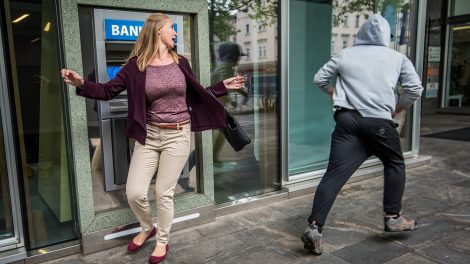 Tolvaj ellopta a nő pénzét a bankautomatánál