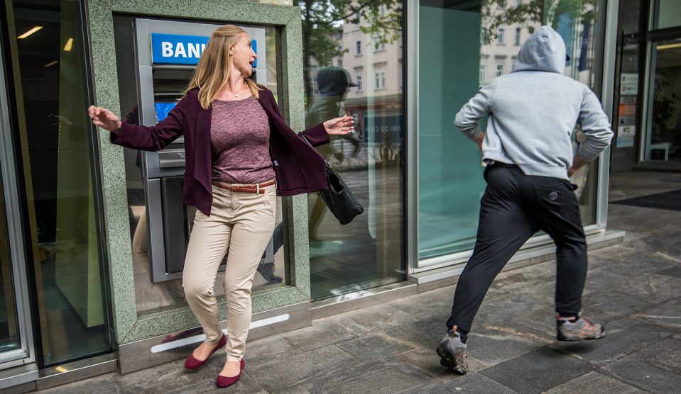 Tolvaj ellopta a nő pénzét a bankautomatánál
