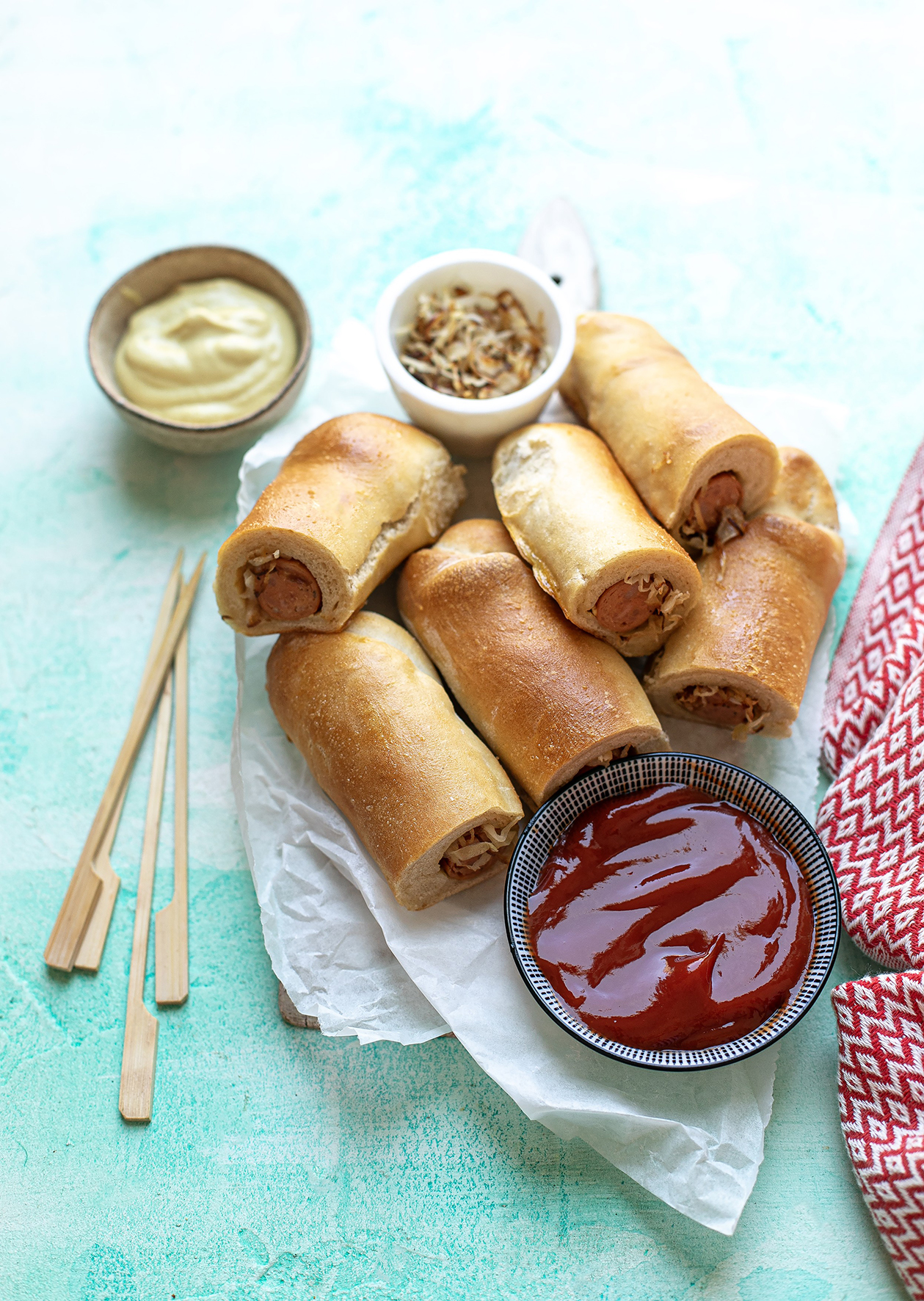 Egyben sült, káposztás hot dog (250 Ft egy darab)