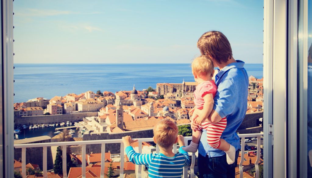 apuka áll a gyerekeivel a szálloda ablakában dubrovnik kilátást néznek