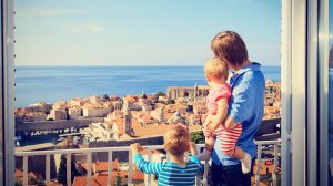 apuka áll a gyerekeivel a szálloda ablakában dubrovnik kilátást néznek