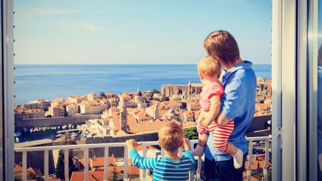 apuka áll a gyerekeivel a szálloda ablakában dubrovnik kilátást néznek