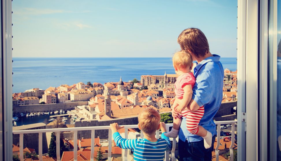 apuka áll a gyerekeivel a szálloda ablakában dubrovnik kilátást néznek
