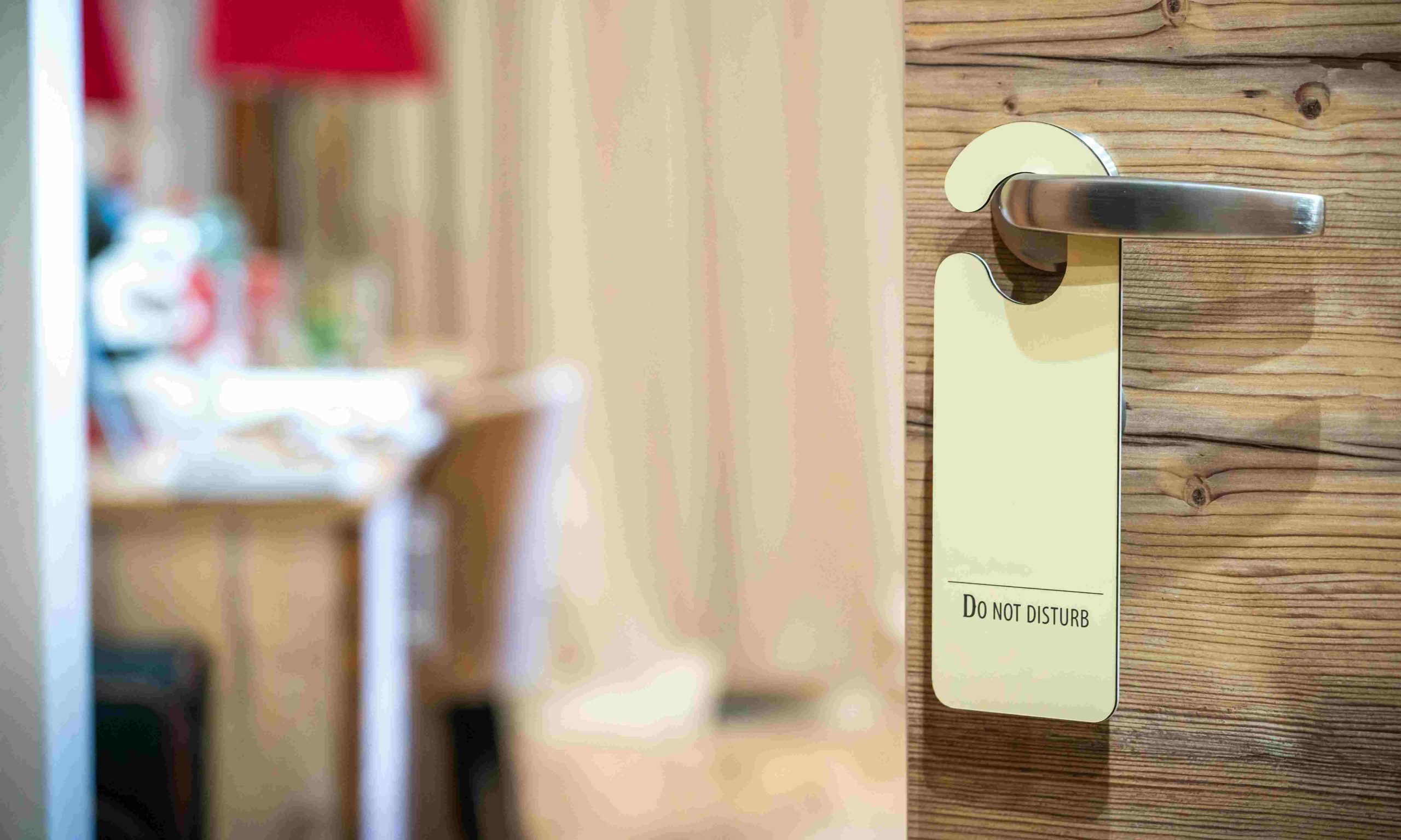 hotelszoba ajtó ne zavarjanak táblával