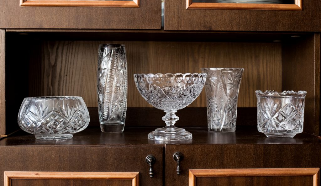 set of crystal vases on the shelf | Meglepetés kristály vázák egy polcon