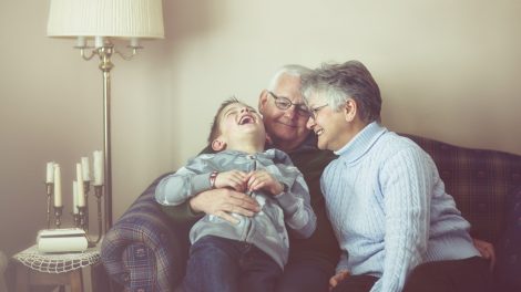 nagypapa és nagymama az unokával nevetnek