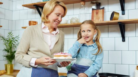 nagymama sütit süt az unokájának