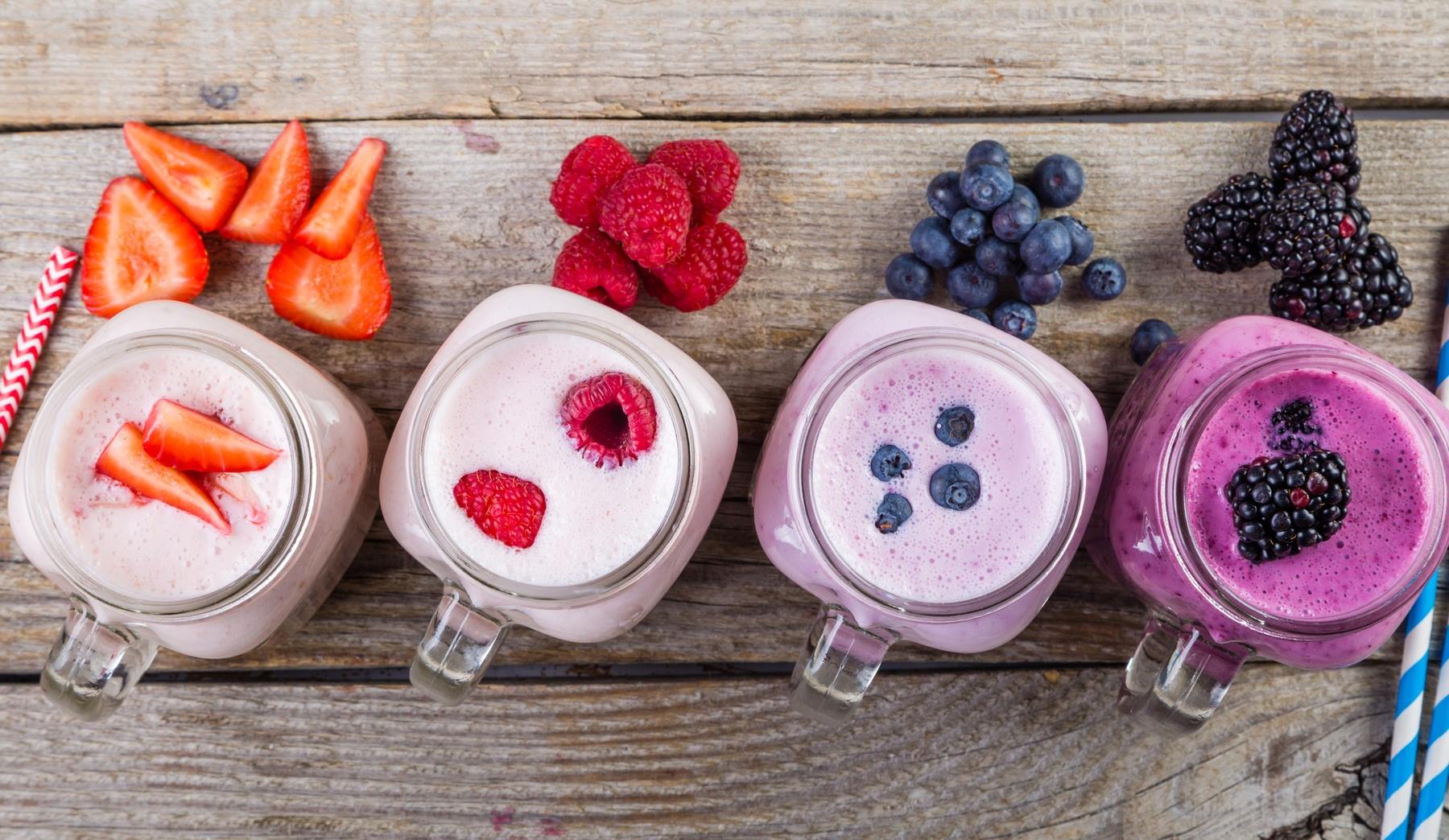 négyféle gyümölcsös smoothie