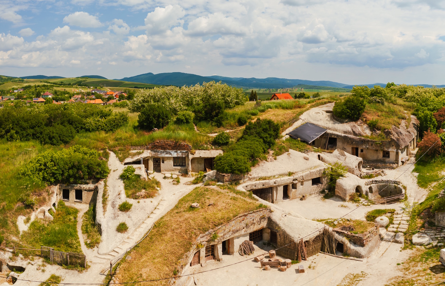 Noszvaji barlanglakás