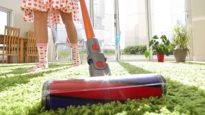 nő vezeték nélküli állóporszívóval porszívóz