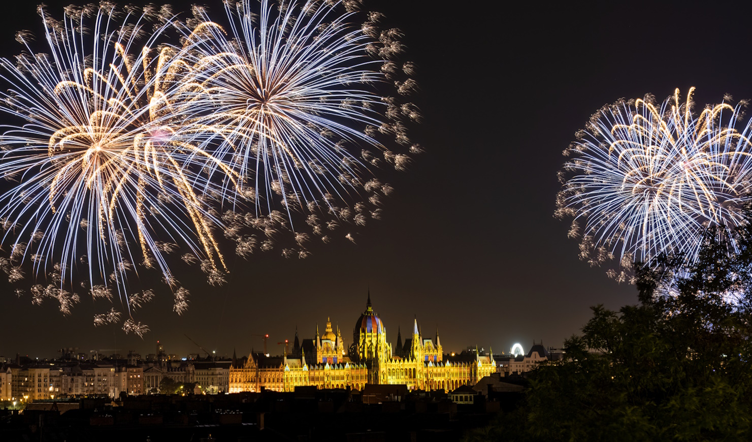 tűzijáték budapesten a parlament fölött