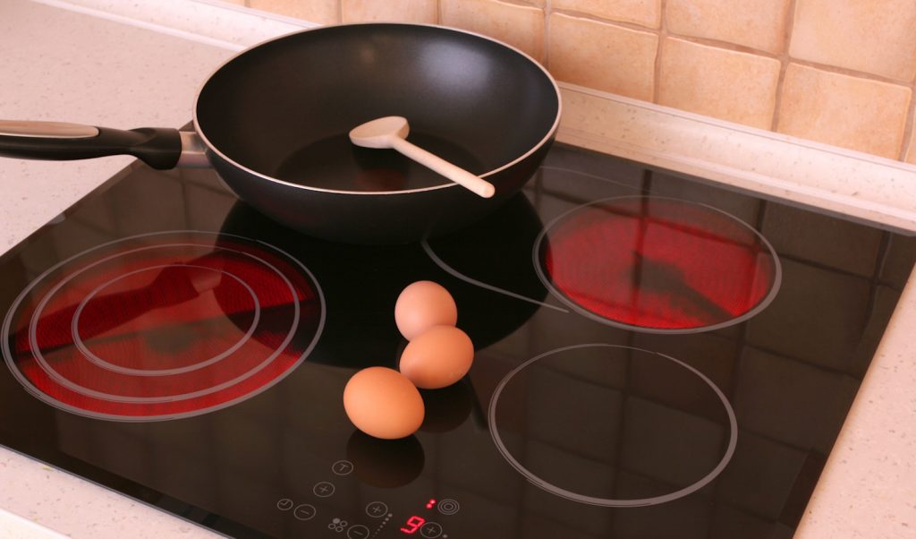 elektromos főzőlap rajta serpenyővel és tojással