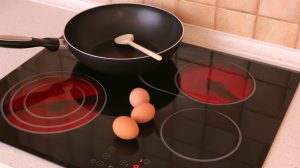 elektromos főzőlap rajta serpenyővel és tojással