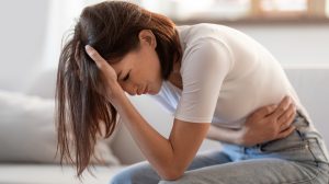 nőnek fáj a hasa és a feje fogja