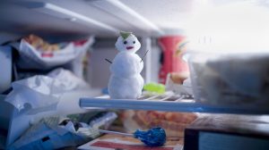 hóember a fagyasztó belsejében